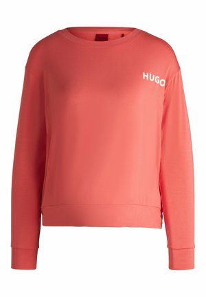 Korallfarvet bluse med lange ærmer og rund halsudskæring, løs pasform og hvid "HUGO" logo på venstre bryst. Glat, letvægtsstof.