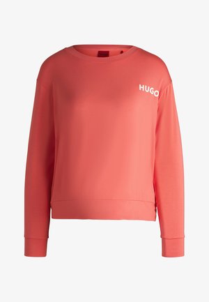 Koraal rode sweatshirt met lange mouwen, ronde halslijn, een ontspannen pasvorm en het witte "HUGO" logo op de linkerpijl. Soepele, lichte stof.