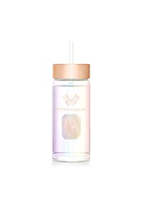 Przezroczysty plastikowy kubek z gradientowym, irydyscencyjnym wykończeniem, różowo-złotą przykrywką oraz widocznym akcentem w postaci kryształu u podstawy. Słomka w zestawie.