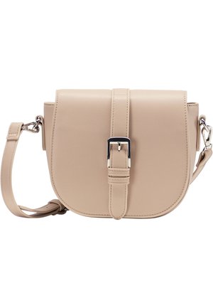 Sac bandoulière en cuir beige avec une forme arrondie, détail de boucle en argent, sangle réglable et texture lisse. Design compact et fonctionnel.