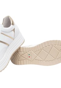 Sneakers bianchi con dettagli dorati, dotati di una suola in gomma texturizzata e un design elegante. L'interno è foderato in morbido materiale. Taglia 37, made in Italy.