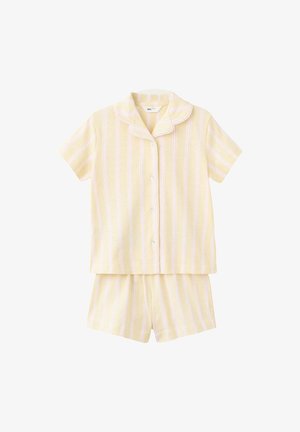 Gelb-weiß vertikal gestreiftes Kurzarmhemd mit Knöpfen und passenden gestreiften Shorts, entworfen als zweiteiliges Pyjama-Set.