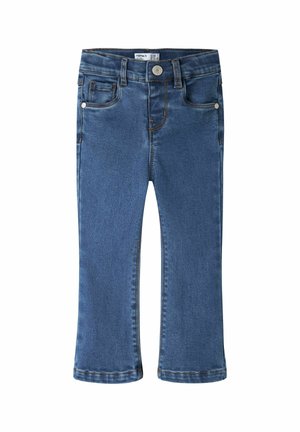 Jean en denim bleu pour enfants avec bouton sur le devant, passants pour ceinture et poches avant et poche monnaie sur fond blanc.