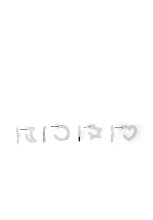 Cinque paia di piccoli orecchini a perno in argento con forme diverse: barra, mezzaluna, cerchio con strass, stella e cuore, esposti su sfondo bianco.