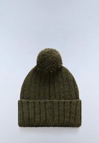 Gorro de punto verde oliva con un puño acanalado y un pompón texturizado en la parte superior. Hecho de lana gruesa, con un diseño suave y voluminoso.