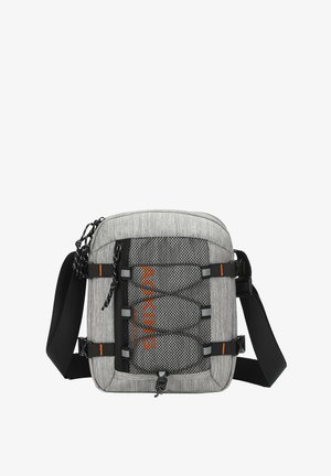 Sac bandoulière gris avec sangle noire réglable, poche avant en mesh sécurisée par des cordons élastiques, et texte de la marque orange visible à travers le mesh.