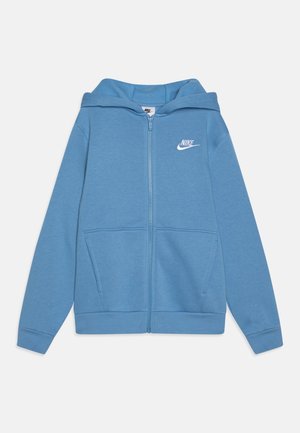 Lyseblå Nike hættetrøje med lynlås, forlommer og hvidt logo på brystet, vist på en ensfarvet lys baggrund.