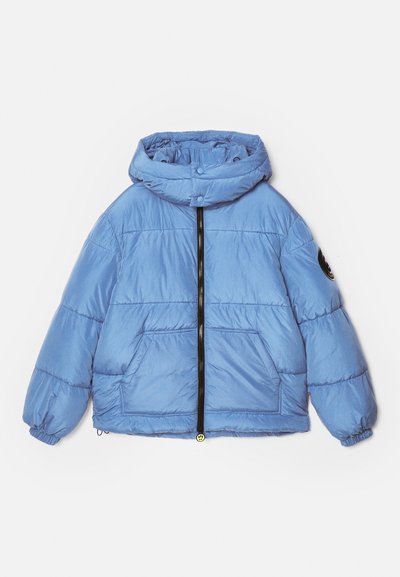 Giacca puffer azzurra con cappuccio, zip frontale, due tasche laterali, polsini elasticizzati e una patch nera con logo sulla manica sinistra.