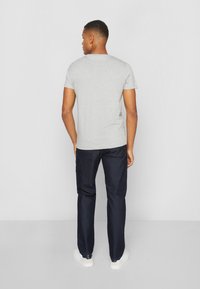 Tommy Hilfiger CORE LOGO TEE - T-shirt med print - grey