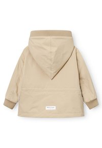 Beige Jacke mit Kapuze, gerippten Bündchen und einem Etikett auf der Rückseite. Der Stoff wirkt glatt mit einer leicht glänzenden Oberfläche.