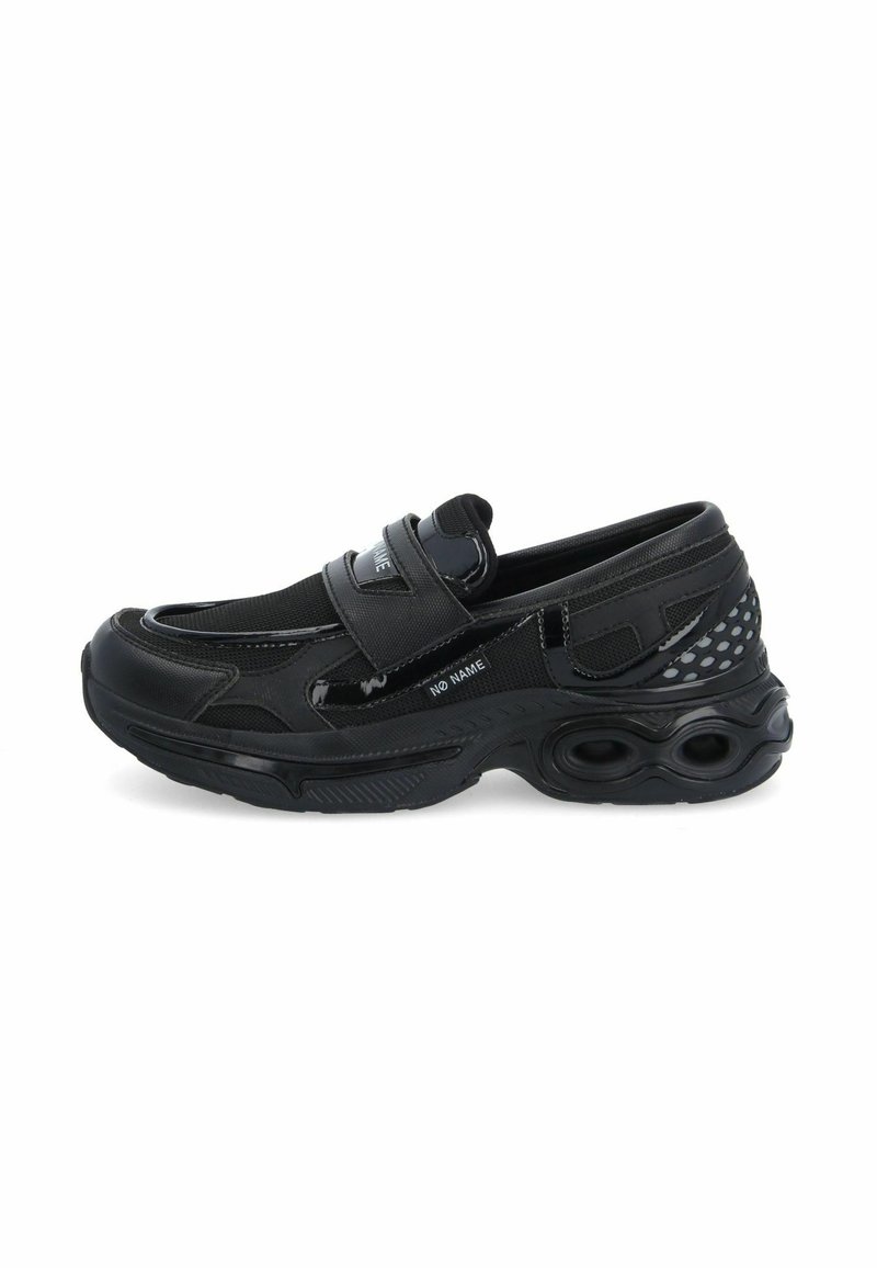 Chaussure de sport noire avec une tige en tissu texturé, une sangle ajustable et une semelle intercalaire rembourrée dotée d'ouvertures ovales pour la ventilation.
