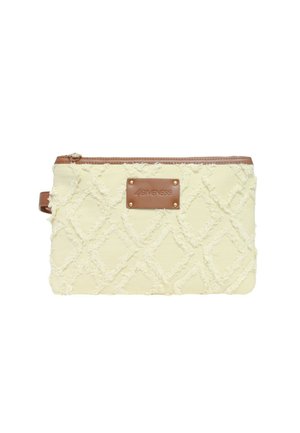 Clutch in tessuto beige texturizzato con motivo a diamante, rifiniture in pelle marrone, chiusura con cerniera e etichetta in pelle sulla parte anteriore.