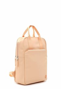 Zaino pesche realizzato in materiale sintetico liscio. Presenta due manici superiori, una tasca anteriore con zip e sottili dettagli metallici.