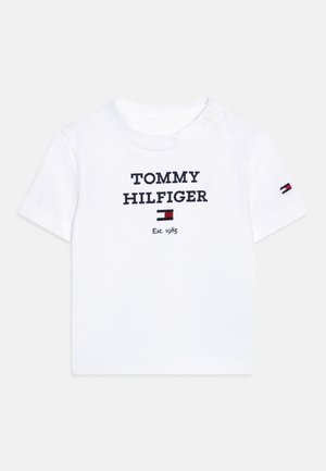 Hvid kortærmet baby T-shirt med "Tommy Hilfiger" tekst, logo og "Est. 1985" trykt på fronten samt logo-patch på venstre ærme.
