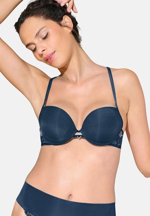 Soutien-gorge rembourré bleu marine avec des accents en dentelle, soutien-gorge à armatures et bretelles réglables ; texture lisse avec un léger éclat ; design structuré.