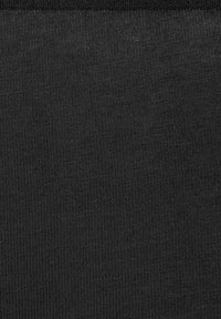 Schwarzer Stoff mit geripptem Muster, das aus eng gewebten Fäden besteht. Das Material erscheint weich und glatt, mit durchgehend einheitlicher Farbe.