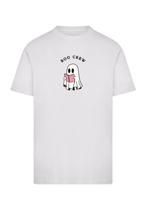 Weißes Baumwoll-T-Shirt mit einem Grafikdesign eines Geistes, der ein pinkes Buch liest, mit dem Text "BOO CREW" darüber in Schwarz. Einfacher, lässiger Schnitt.
