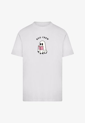 Weißes Baumwoll-T-Shirt mit einem Grafikdesign eines Geistes, der ein pinkes Buch liest, mit dem Text "BOO CREW" darüber in Schwarz. Einfacher, lässiger Schnitt.