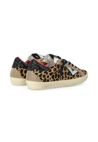 Sneakers con stampa leopardata, con un esterno in suede testurizzato, accenti di glitter neri sul tallone e una suola in gomma di colore chiaro.