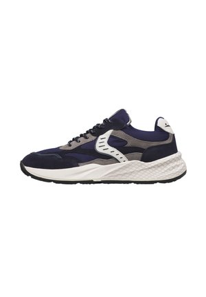 Dunkelblauer und grauer Sportschuh mit weißer Sohle, schwarzen Schnürsenkeln und strukturierter Mittelsohle, von der Außenseite auf weißem Hintergrund gesehen.