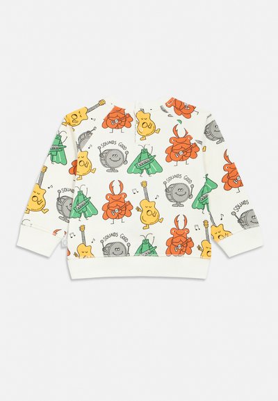 Hvid langærmet trøje til småbørn med farverige tegneserie-musikinstrumenter og figurer, der spiller guitarer, trommer og keyboards med teksten "Sounds Good".