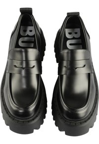 Sorte lærloafers med en tykk såle og hevede detaljer. Glatt tekstur med slip-on design og en iøynefallende logo på innersålen.