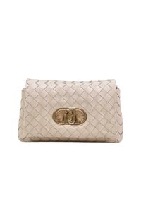 Pochette en cuir tressé beige avec une fermeture rectangulaire à torsion en or centrée sur le rabat avant.