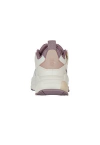 Zapatilla blanca y rosa pálido con una parte superior texturizada, talón acolchado, un parche con logo y una suela de goma suave con un diseño de relieve.