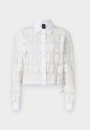 Weißes Netz-Crop-Jackett mit einem allover 'SPORTS'-Muster, klassischem Kragen, durchgehender Knopfleiste und elastischem Saum mit Kordelzug.