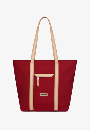 Borsa a tracolla rossa con manici lunghi beige e tasca frontale con cerniera, etichetta rettangolare in metallo del marchio sotto la tasca su sfondo bianco semplice.