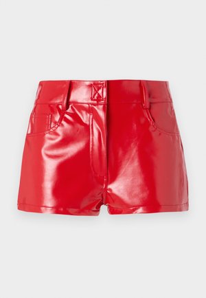 Shorts de imitación cuero rojo con un acabado brillante, cuentan con una cintura alta, bolsillos delanteros y detalles de costura. Diseño estructurado y ajustado.
