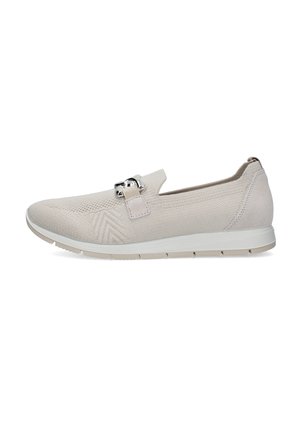 Sneaker slip-on beige chiaro con tomaia in maglia, suola bianca e dettaglio fibbia argento sul lato, mostrata di profilo su sfondo bianco.