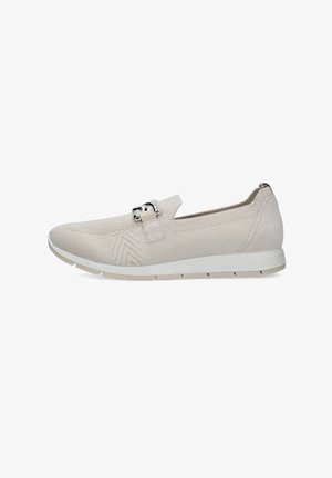 Sneaker slip-on beige chiaro con tomaia in maglia, suola bianca e dettaglio fibbia argento sul lato, mostrata di profilo su sfondo bianco.