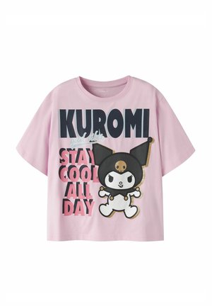 Jasnoróżowa koszulka z dużym napisem "KUROMI" i "Stay cool all day", z kreskówkową postacią noszącą czarny kapelusz błazna z czaszką.