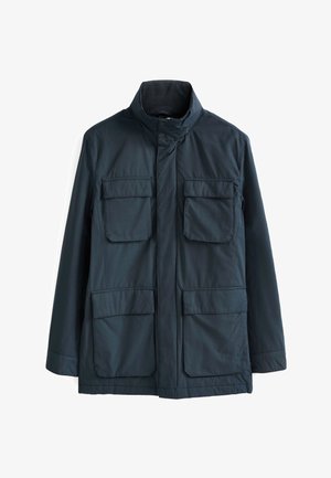 Dunkelblaues, leichtes Jacke mit hohem Kragen, Druckknöpfen und vier Fronttaschen. Glatte Textur, schlichtes Design ohne Muster.