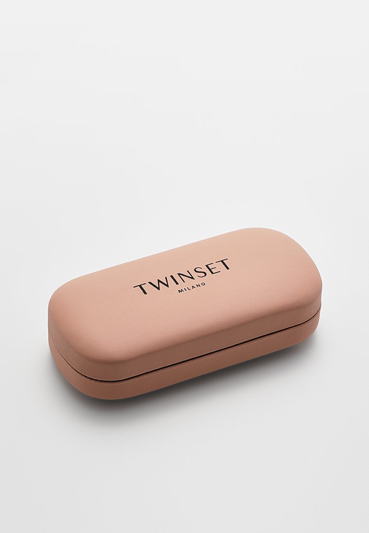Custodia rigida rettangolare rosa con finitura testurizzata, caratterizzata dal nome del marchio "TWINSET MILANO" in lettere nere sulla parte superiore.
