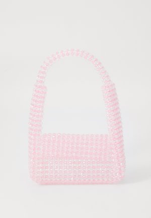 Klar rosa handväska gjord av pärlor, med ett rundat handtag och rektangulär kropp. Ytan har en slät, blank textur med ett pärlmönster.