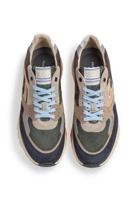 Sneaker in suede nei colori marrone, verde, blu e beige. Presentano lacci azzurri, logo sulla linguetta e una suola spessa e texture.