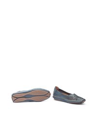 Dunkelblaue Lederballerinas mit lasergeäijkltem Blumenmuster, brauner flexibler Sohle, gesteppten Kanten und strukturierten Akzenten für besseren Halt.
