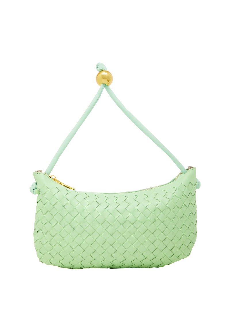 Borsa a tracolla in pelle intrecciata verde menta con forma arrotondata, dettaglio sferico dorato sulla tracolla e chiusura con zip sulla parte superiore.