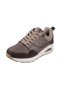 Basket en cuir lisse et en suède marron. Présente des lacets beige, des détails perforés, une semelle rembourrée et un accent de logo.