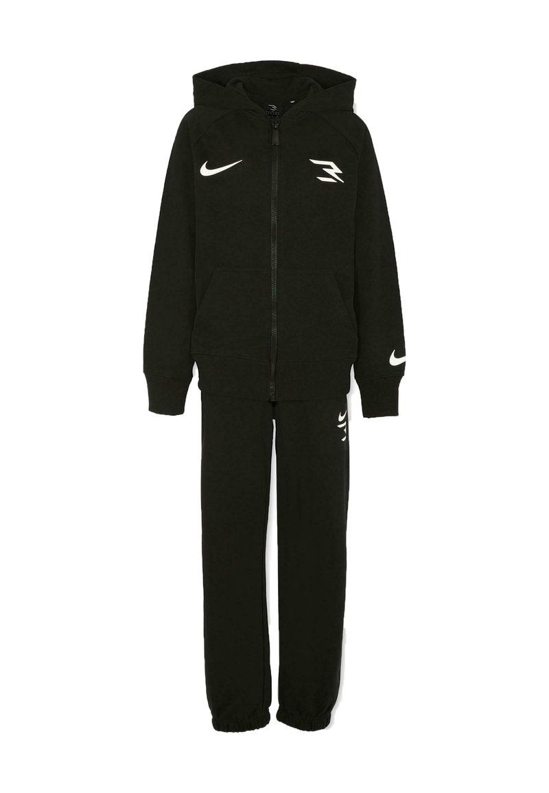 Set di felpa con cappuccio e pantaloni tuta neri. Tessuto morbido, chiusura con zip, tasche a marsupio, polsini a coste e loghi bianchi sul petto e sulla gamba.