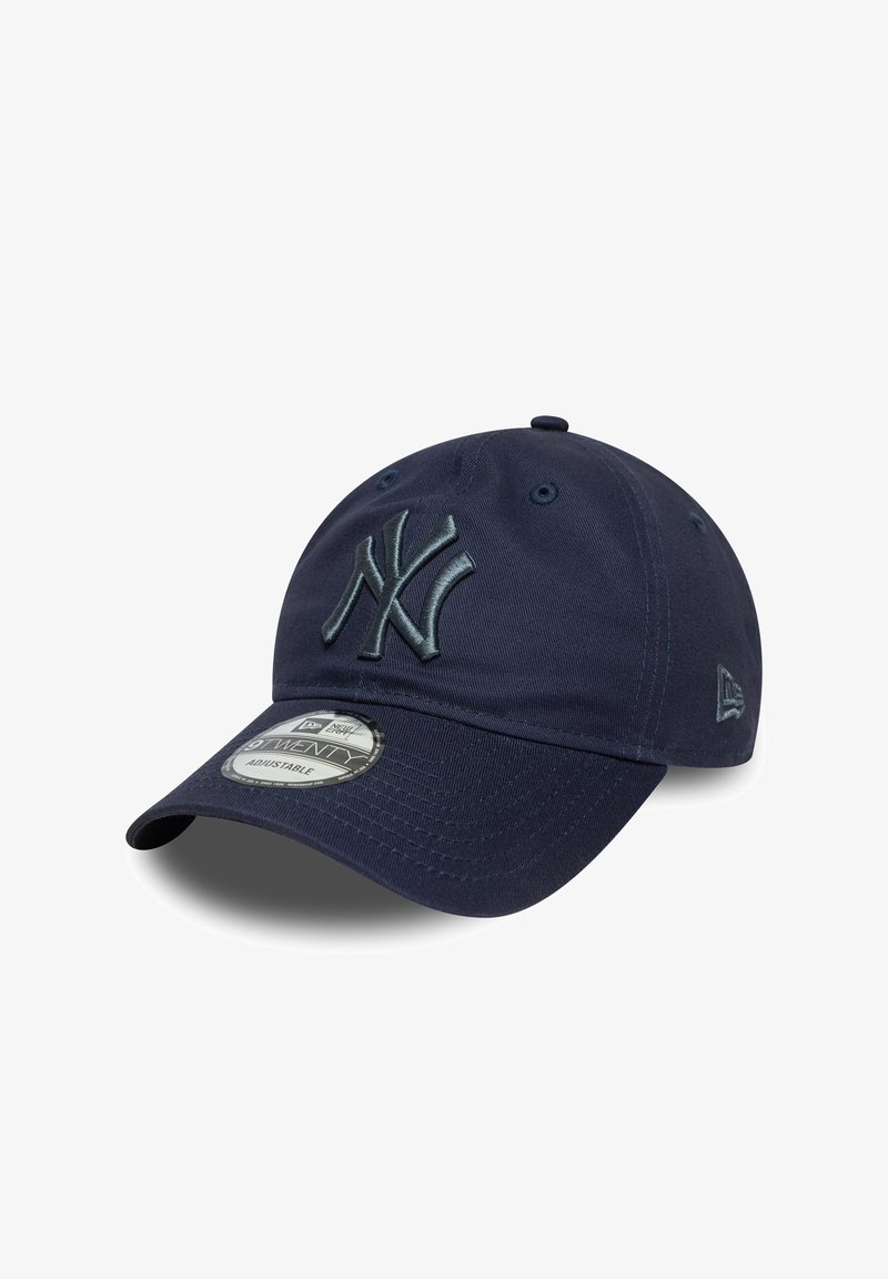 Tengerészkék baseball sapka hímzett logóval, állítható pánttal és kör alakú napellenzővel. Az anyag finom textúrával rendelkezik; szellőzőlyukakkal van ellátva.