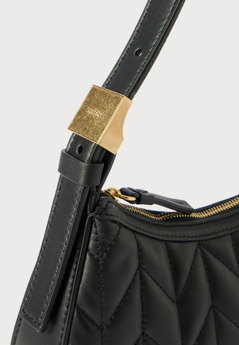 Borsa a tracolla nera in pelle con texture trapuntata, dotata di chiusura in metallo color oro e una cerniera laterale. Tracolla regolabile con dettagli neri.