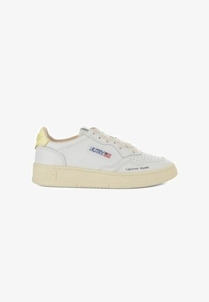 Białe niskie sneakersy z beżową podeszwą, beżową zakładką na pięcie, logo "AUTRY" i amerykańską flagą z boku oraz napisem "FLOATING DREAMS" na czubku buta.