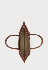 Καφέ δερμάτινη τσάντα χειρός με κλείσιμο φερμουάρ, δύο στρογγυλές λαβές και ευρύχωρη μπεζ εσωτερική. Υφή επιφάνειας με χρυσές λεπτομέρειες.