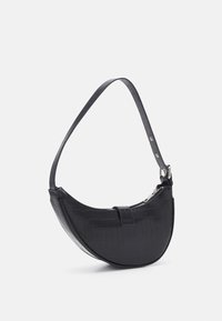 Borsa a spalla nera in ecopelle con forma curvata, motivo a texture coccodrillo, chiusura con zip e una sottile tracolla regolabile.