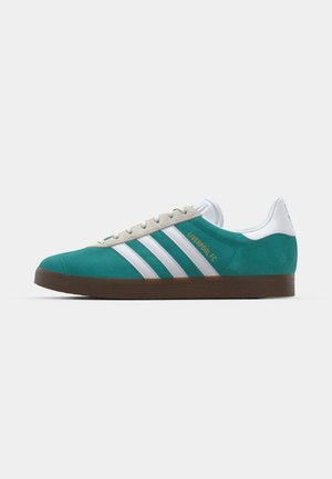 adidas Originals GAZELLE - Chaussures de football en salle - liverpool fc/sea green/footwear white