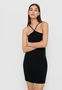 Melnā ribota mini kleita ar plānām krustveida siksnām, kas piedāvā pieguļošu siluetu un gludu tekstūru. Vienkāršs dizains bez papildu rakstiem.