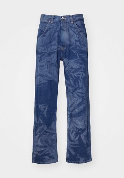 Mörkblå denimjeans med rak bendesign, som har framfickor, knapp och dragkedjestängning samt en lätt rynkad struktur.